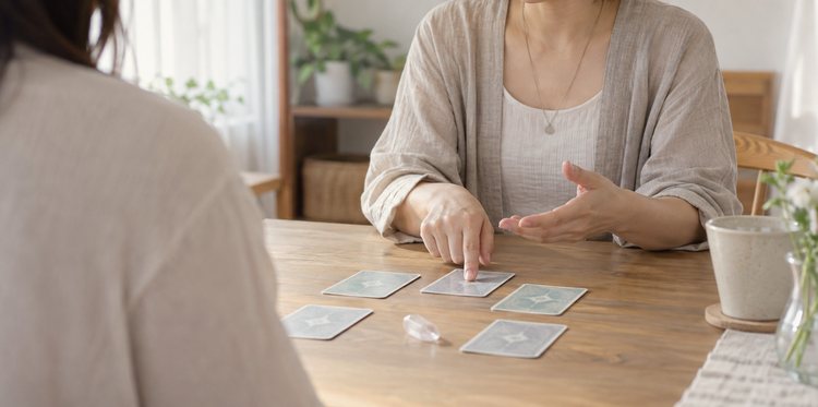 テーブルでカードを前に説明している様子